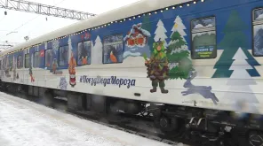 Несколько сотен оренбуржцев встретились с приехавшим к нам на поезде Дедом Морозом