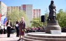 Оренбуржцы возложили цветы к памятнику «Дети войны»