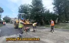 На улице Сахалинской в Оренбурге укладывают выравнивающий слой асфальтобетона