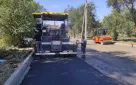 На улице Томилинской в Оренбурге укладывают выравнивающий слой асфальтобетона