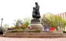 Оренбуржцы возложили цветы к памятнику «Дети войны»