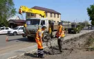 В переулке Каширина Оренбурга укладывают выравнивающий слой асфальтобетона