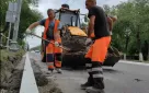 На проспекте Парковом в Оренбурге идет устройство бордюров