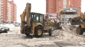 В Оренбурге продолжаются снегоуборочные работы