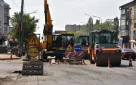 На улице Чичерина укладывают выравнивающий слой асфальтобетона