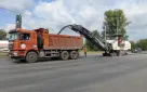 На улице Донгузской Оренбурга идет фрезерование изношенного асфальта