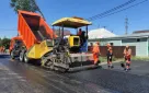 На улице 1 Мая в Оренбурге начали укладывать верхний слой асфальтобетонного покрытия